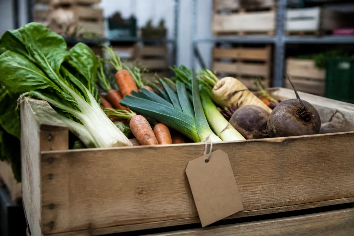 Étiquette de traçabilité et cageot de légumes certifiés dans une réserve de commerce de quartier